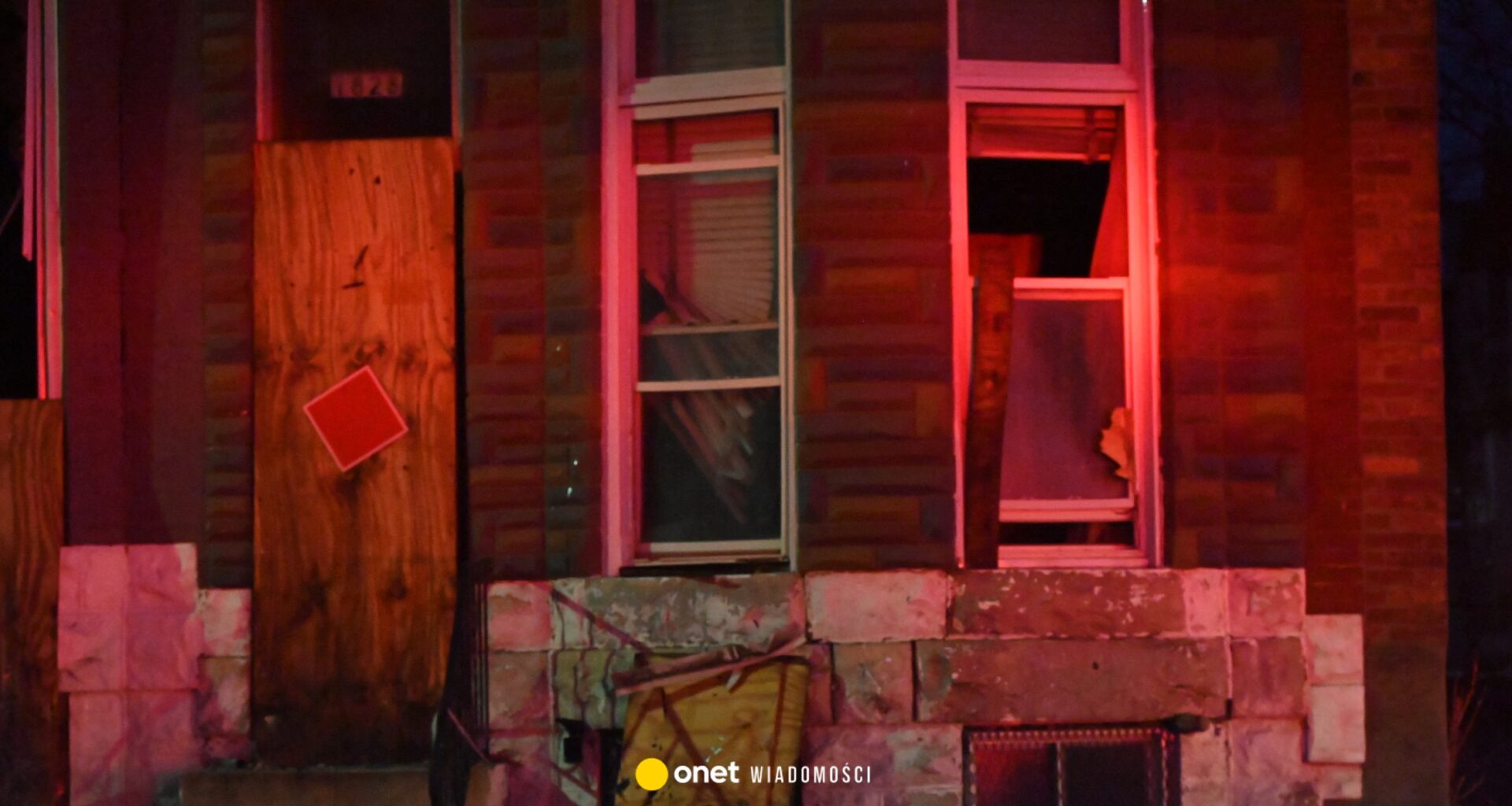 Czerwone kwadraty na drzwiach domów to symbol upadku. Oto Ameryka na dnie
