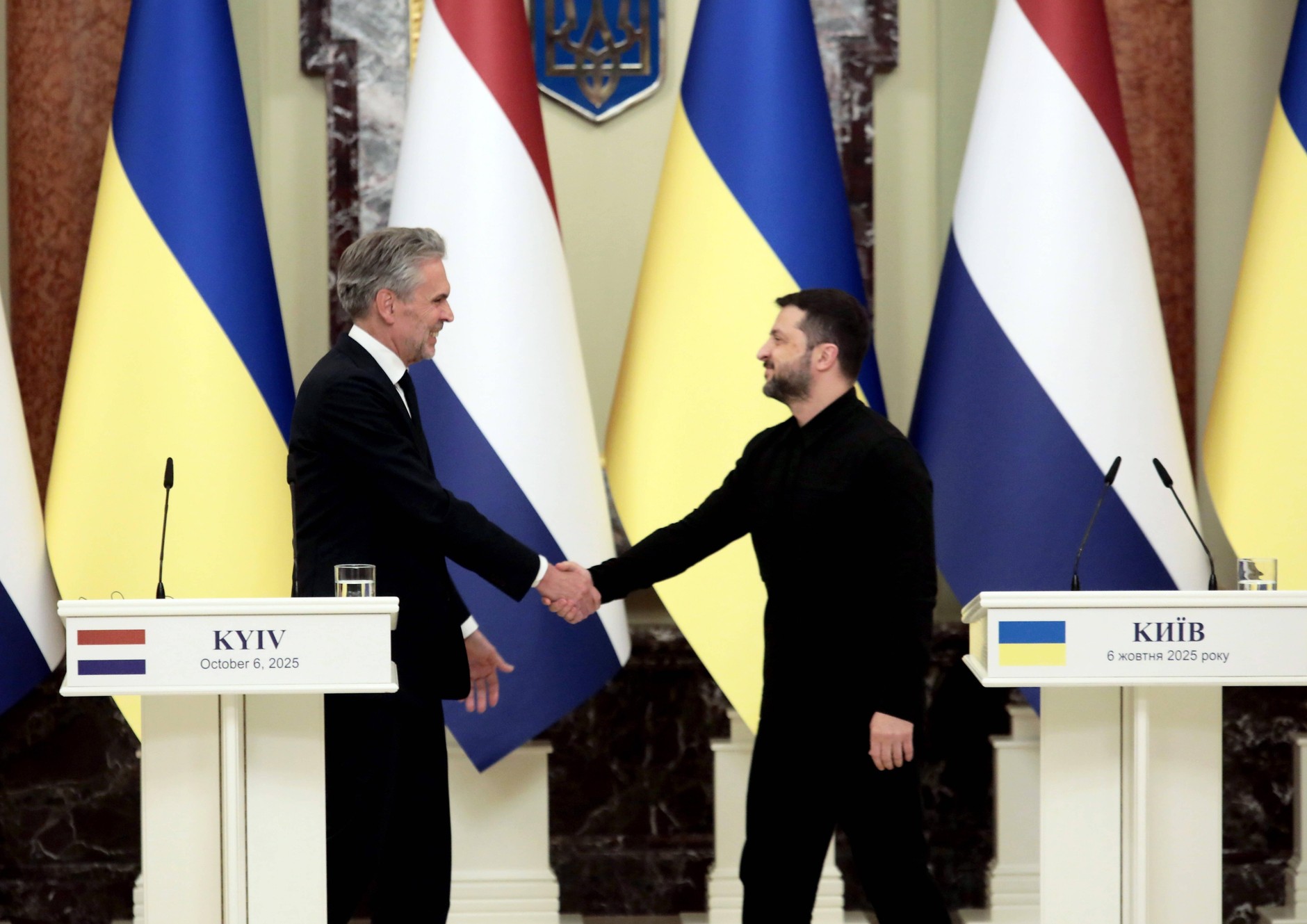 Prezydent Ukrainy Wołodymyr Zełenski (po prawej) oraz premier Holandii Dick Schoof (po lewej) podczas wspólnej konferencji prasowej, Kijów, Ukraina, 6 października 2025 r.