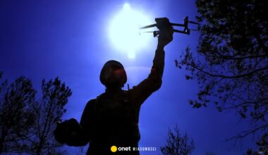 Rój dronów wisi nad głowami wojsk Putina. "Żołnierz z przerażeniem nagrywa"