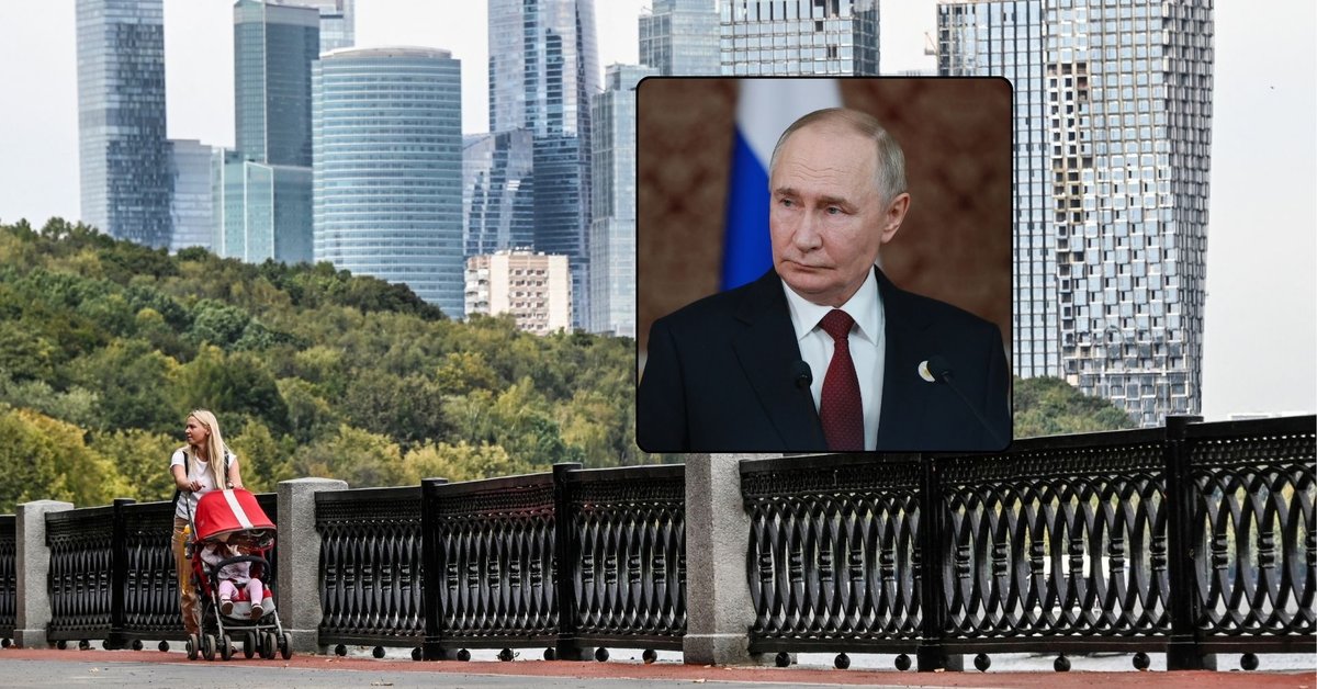 Kobieta z wózkiem w Moskwie (w kwadracie: prezydent Rosji Władimir Putin)