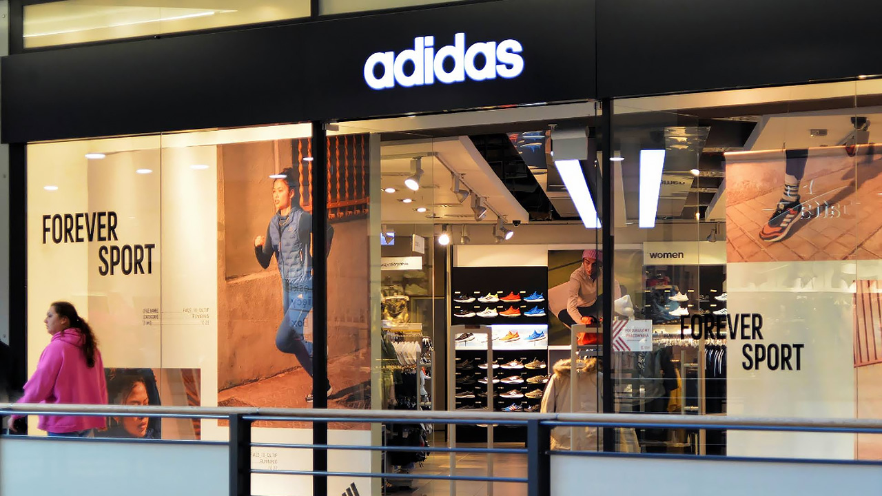 Adidas wyprzedaje po 64,97 zł. Warto sobie wziąć, bo szybko schodzą