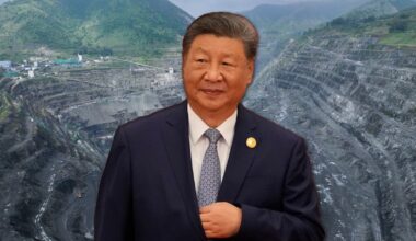 Przywódca Chin Xi Jinping, w tle: kopalnia Zhulan w Chinach
