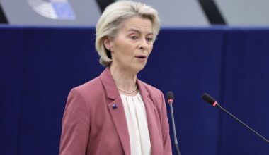 Przewodnicząca Komisji Europejskiej Ursula von der Leyen przemawia podczas debaty w Parlamencie Europejskim w Strasburgu. Francja, 21 października 2025 r.