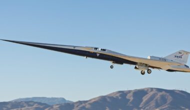 Zbudowany na zlecenie NASA eksperymentalny samolot X-59 podczas pierwszego lotu.