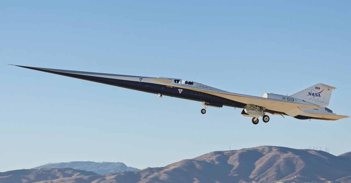 Zbudowany na zlecenie NASA eksperymentalny samolot X-59 podczas pierwszego lotu.