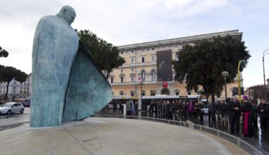 Pomnik Jana Pawła II w Rzymie zdewastowany. Obraźliwy napis na monumencie - Onet