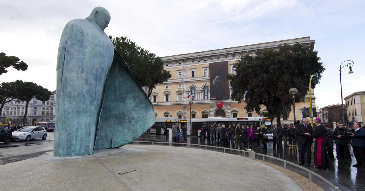 Pomnik Jana Pawła II w Rzymie zdewastowany. Obraźliwy napis na monumencie - Onet