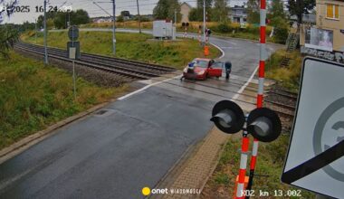 Dramatyczne nagranie z przejazdu kolejowego. Od auta odpadło koło