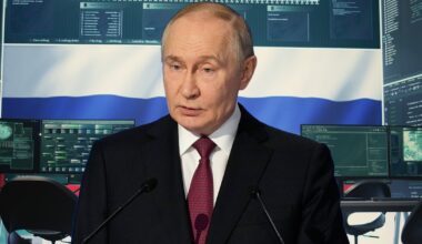Władimir Putin. W tle rządowe centrum operacji cybernetycznych z rosyjską flagą na dużym ekranie (zdjęcie ilustracyjne)