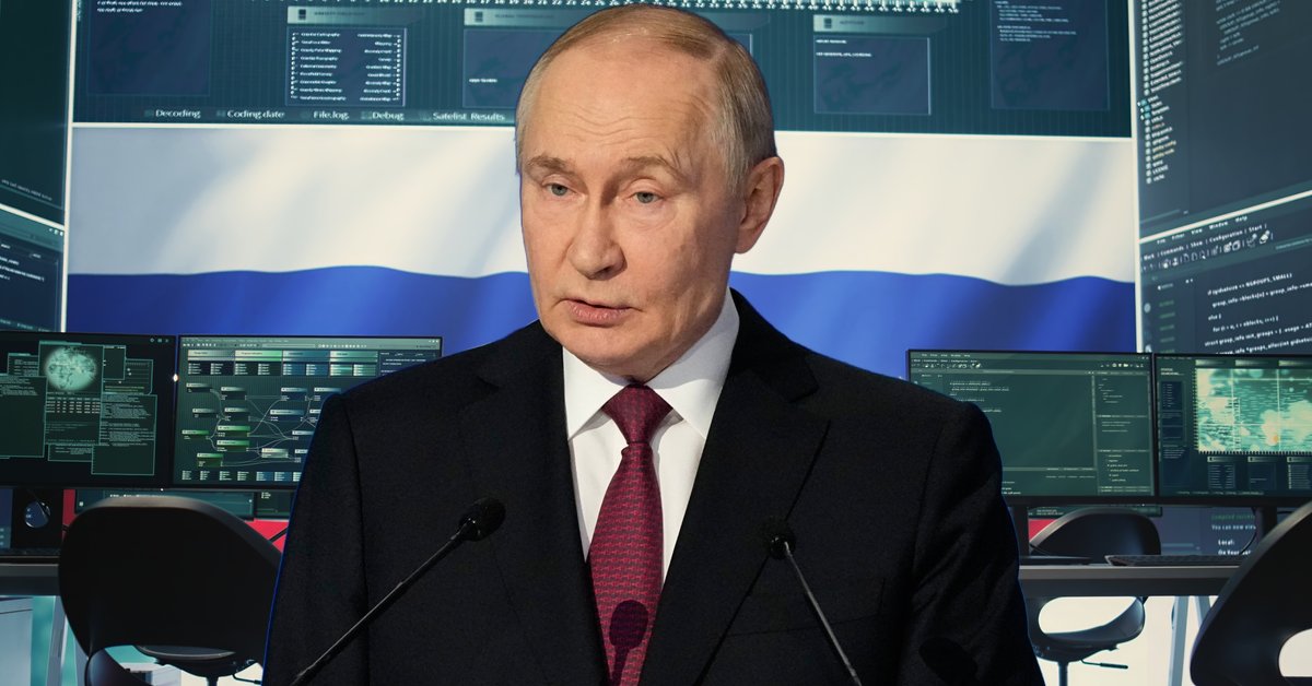 Władimir Putin. W tle rządowe centrum operacji cybernetycznych z rosyjską flagą na dużym ekranie (zdjęcie ilustracyjne)