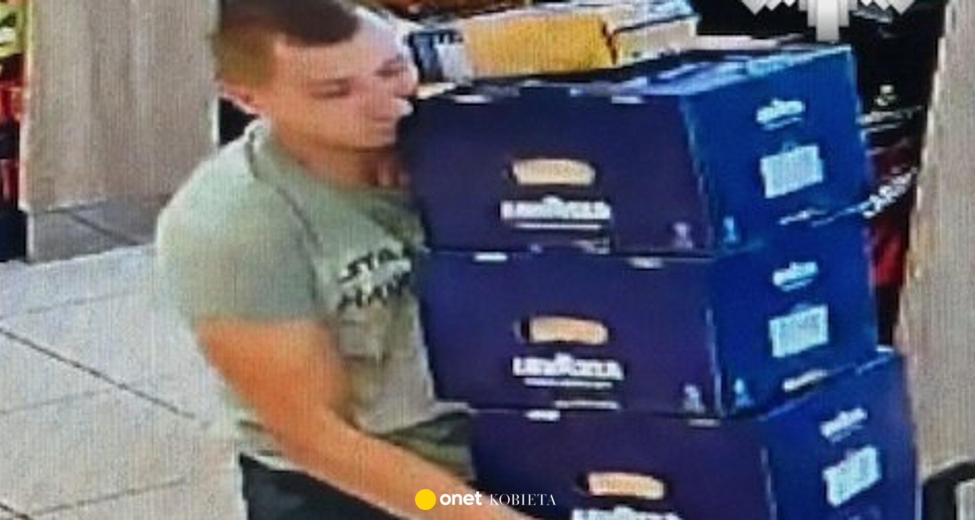 Wynieśli 34 opakowania kawy z Biedronki. Policja pokazała ich wizerunek