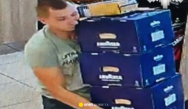 Wynieśli 34 opakowania kawy z Biedronki. Policja pokazała ich wizerunek