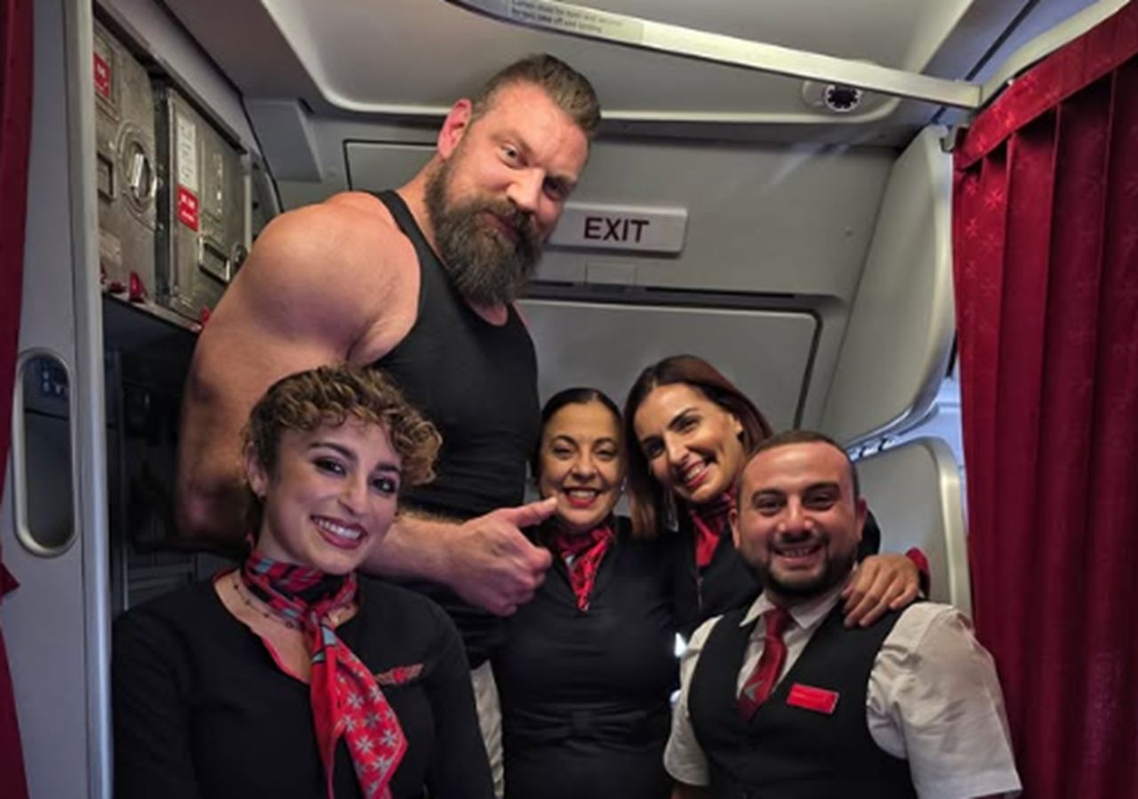 Wygląda jak gladiator. Jego zdjęcie z samolotu hitem sieci