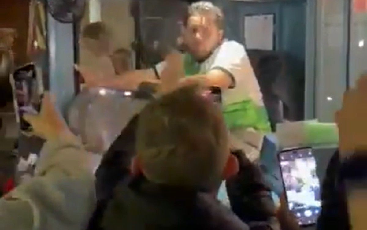 Kierowca autobusu stracił pracę. Powód? Spójrzcie na koszulkę