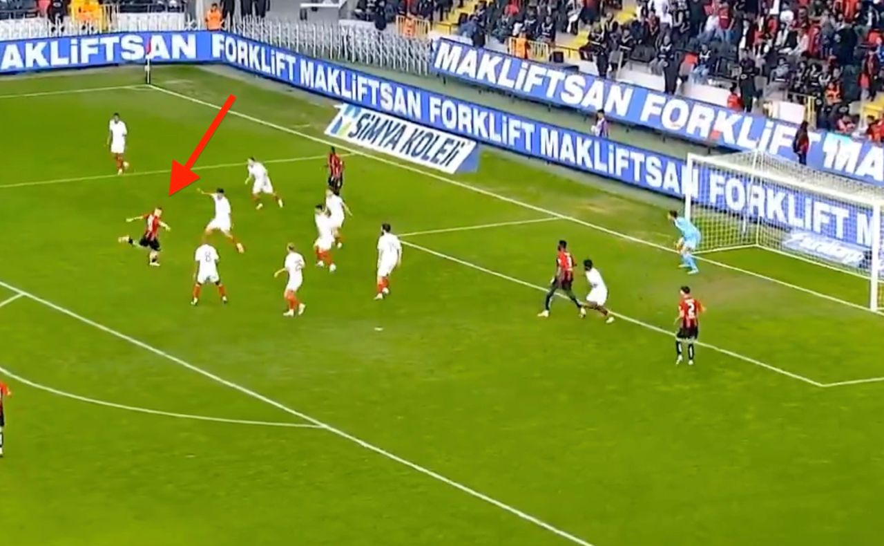 Drugi mecz z rzędu z golem. Kozłowski pracuje na transfer