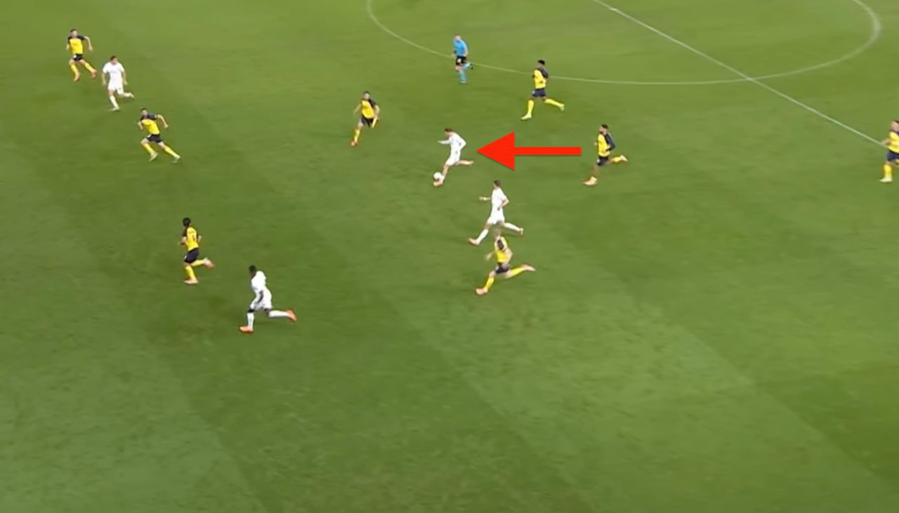 Magiczne podanie Zielińskiego. Polak brał udział w demolce w Lidze Mistrzów [WIDEO]
