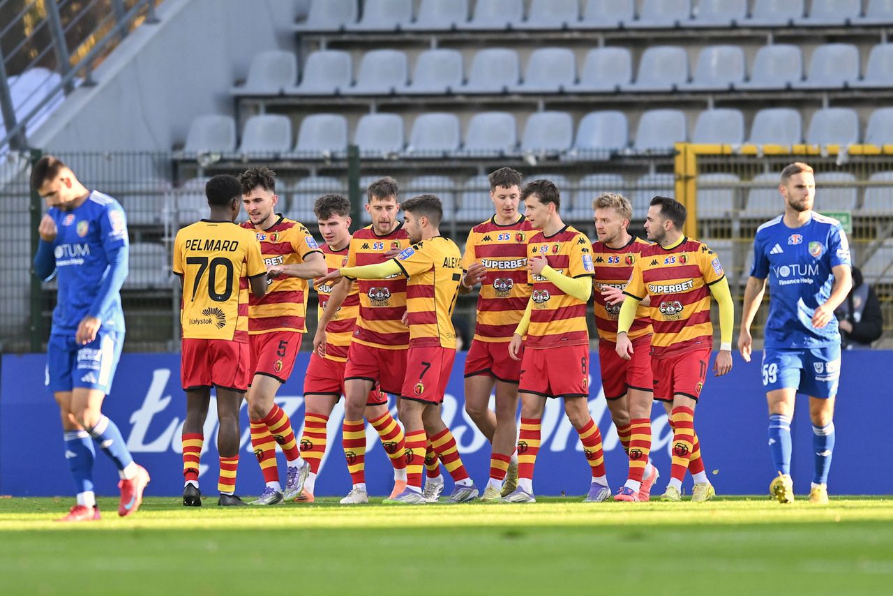 obrońca trofeum za burtą. Oto komplet uczestników 1/8 finału