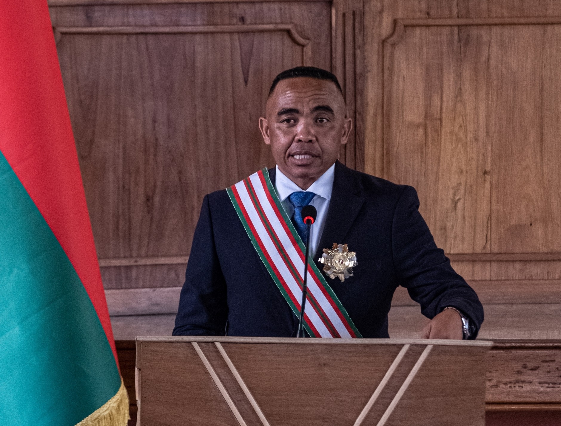 Pułkownik Michael Randrianirina, przywódca grupy wojskowej, która przejęła władzę przy wsparciu armii, został zaprzysiężony na tymczasowego prezydenta, 17 października 2025 r.