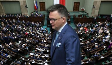 Odejście Szymona Hołowni pogrąży Polskę 2050? Polacy zabrali głos [SONDAŻ]
