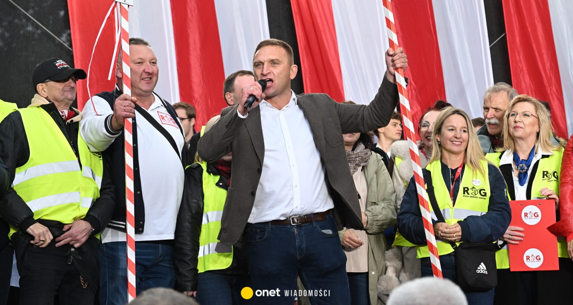 Na wiecu PiS krzyczał o wyrywaniu chwastów. Prokuratura wszczyna śledztwo przeciwko Robertowi Bąkiewiczowi