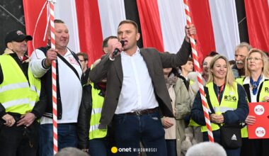 Na wiecu PiS krzyczał o wyrywaniu chwastów. Prokuratura wszczyna śledztwo przeciwko Robertowi Bąkiewiczowi