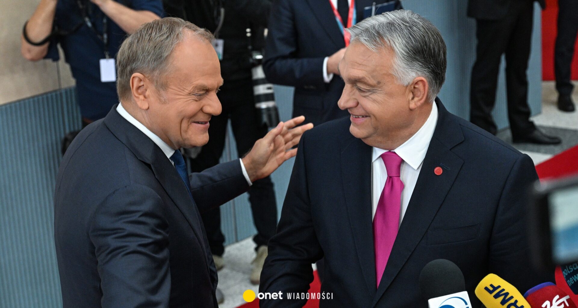 Nietypowa sytuacja na briefingu Donalda Tuska. Nagle pojawił się Viktor Orban
