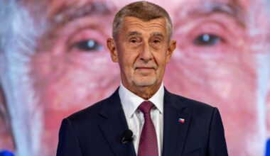 Andrej Babis, były premier Czech i lider ruchu ANO przed debatą telewizyjną. Praga, 1 października 2025 r.