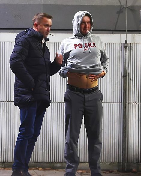 Poseł Prawa i Sprawiedliwości Sebastian Kaleta z innym uczestnikiem "Patriotycznej domówki", źródło: "Fakt" 