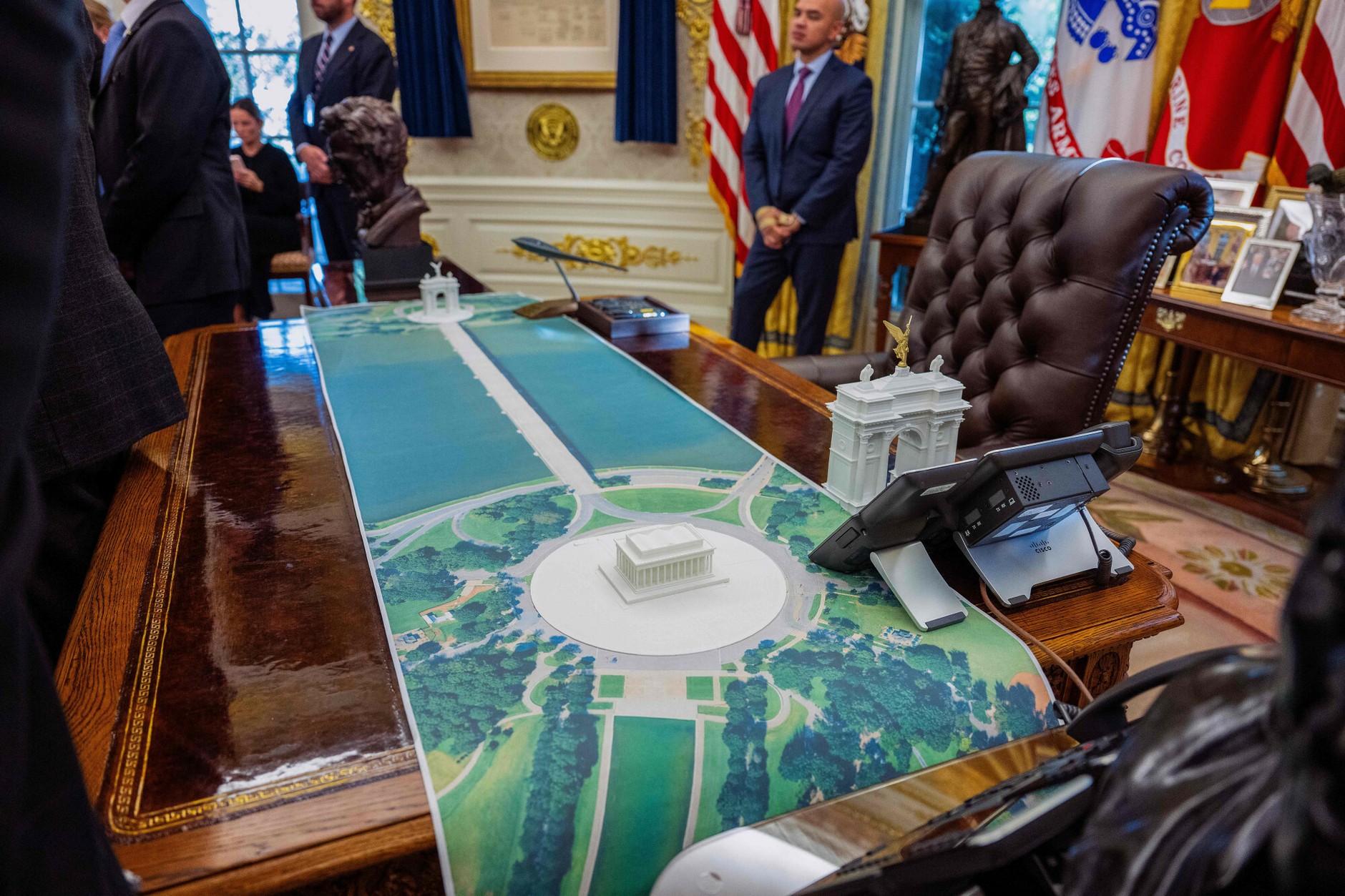 Plan łuku naprzeciwko Pomnika Lincolna widoczny na biurku Resolute Desk podczas spotkania prezydenta USA Donalda Trumpa z prezydentem Finlandii Alexandrem Stubbem
