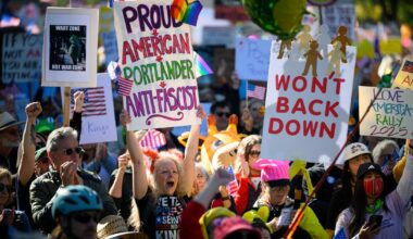 Uczestnicy protestów przeciwko polityce Donalda Trumpa, Portland w stanie Oregon, 18 października 2025 r.