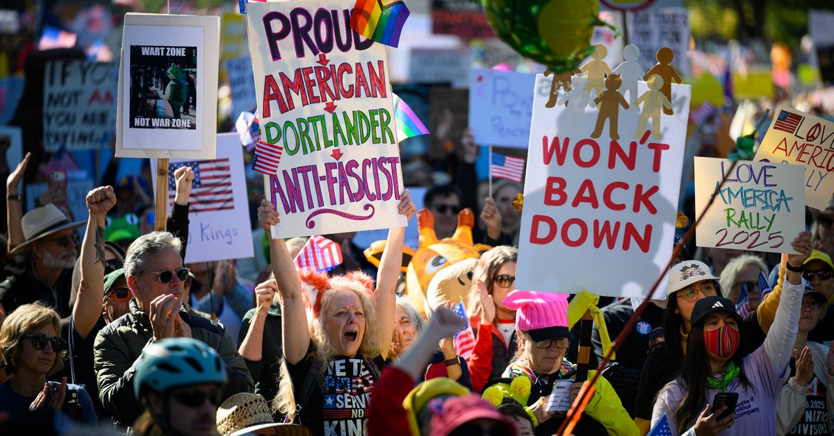 Uczestnicy protestów przeciwko polityce Donalda Trumpa, Portland w stanie Oregon, 18 października 2025 r.