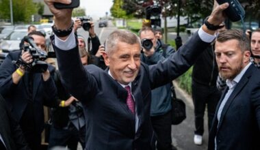 Andrej Babisz świętuje zwycięstwo w wyborach