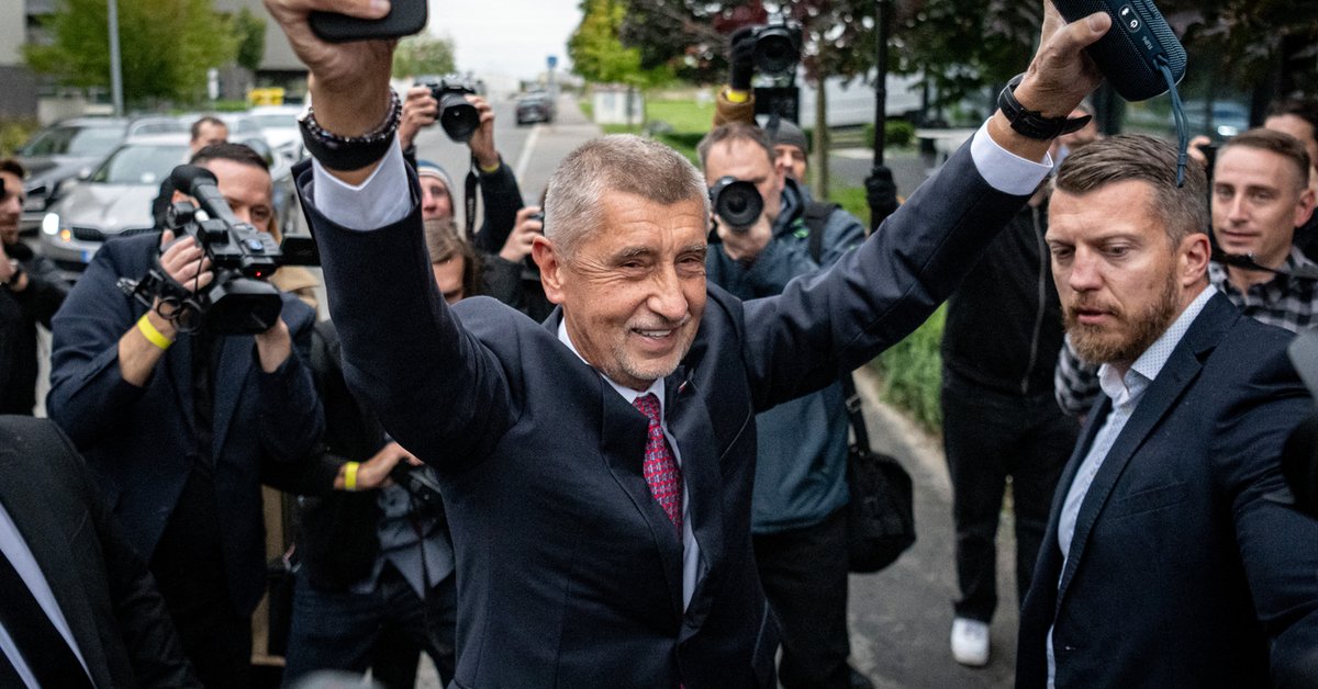 Andrej Babisz świętuje zwycięstwo w wyborach