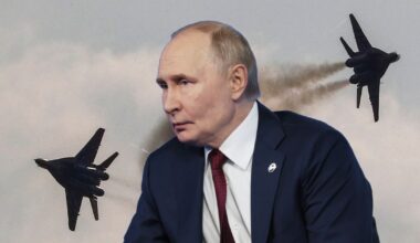 Prezydent Rosji Władimir Putin na tle rosyjskich myśliwców MiG 29 uczestniczących w pokazie akrobacji, Moskwa, Rosja, 1 września 2019 r.