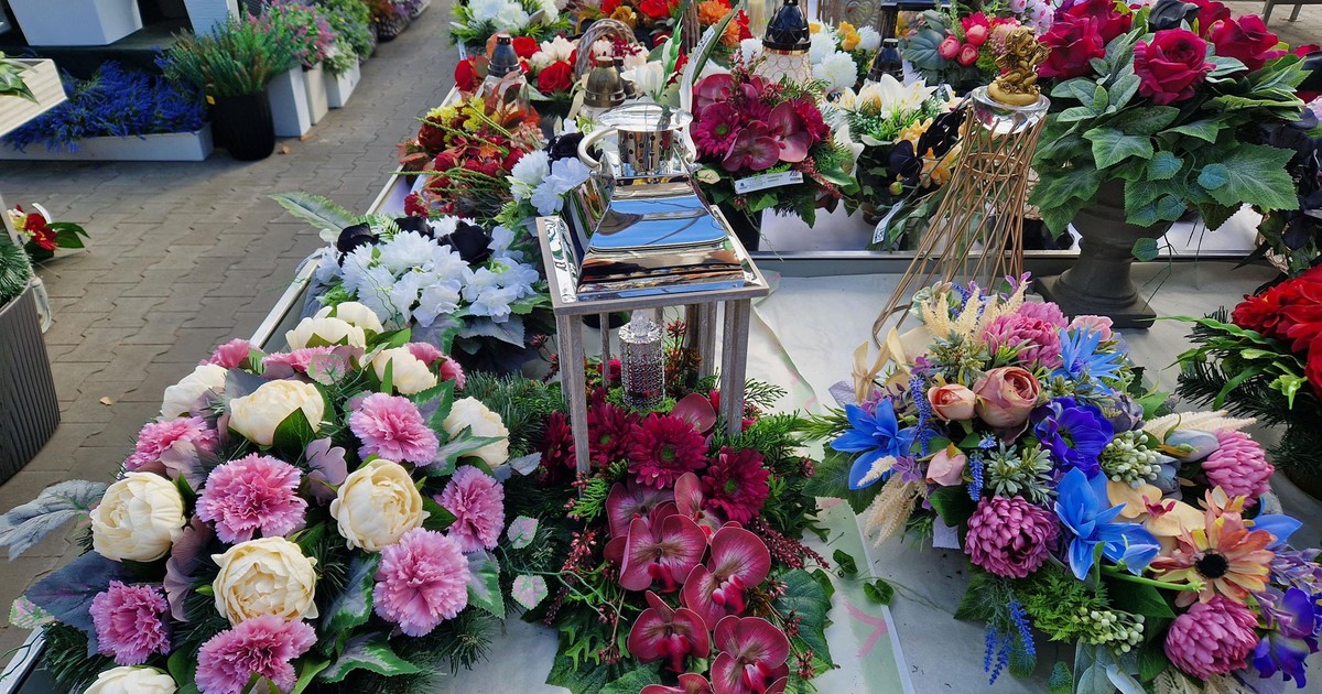 Czego nie stawiać na grobie? Za taki stroik można dostać mandat 500 zł