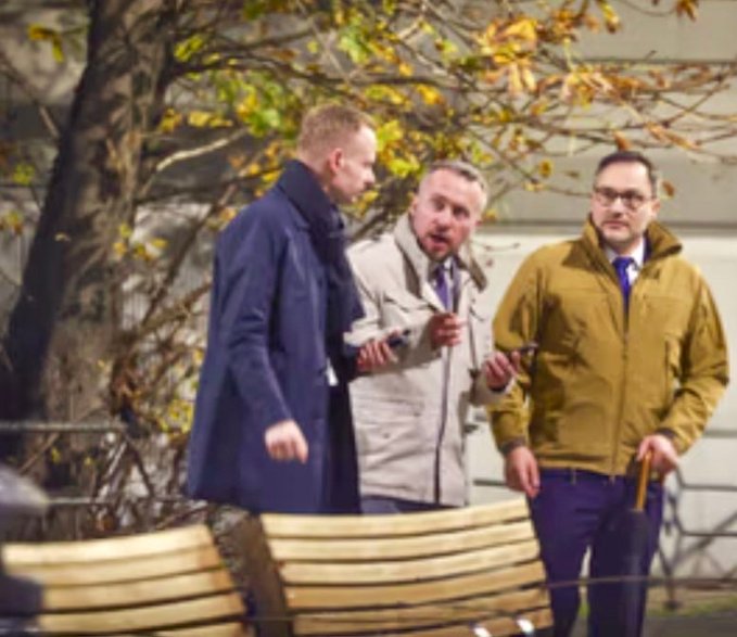 Od lewej: były wiceszef CBA Daniel Karpeta, były funkcjonariusz policji i CBA Jarosław Karwel i były wiceminister obrony narodowej Michał Wiśniewski, źródło: "Fakt"