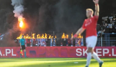 Hutnik-Wisła. Skandaliczny transparent, palenie szalików i kartki w derbach Krakowa