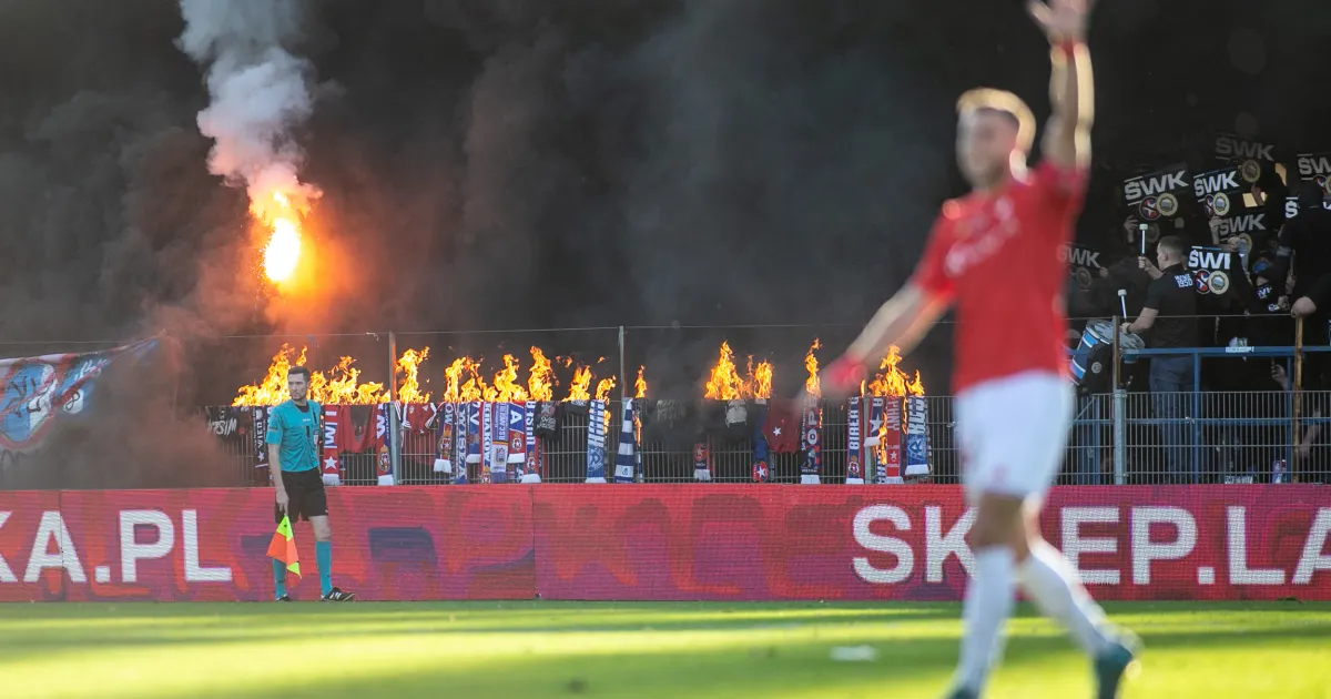 Hutnik-Wisła. Skandaliczny transparent, palenie szalików i kartki w derbach Krakowa
