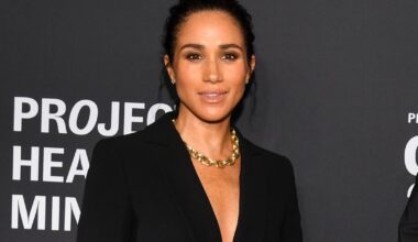 Meghan Markle postawiła na klasykę. Do czarnego garnituru dobrała masywną biżuterię