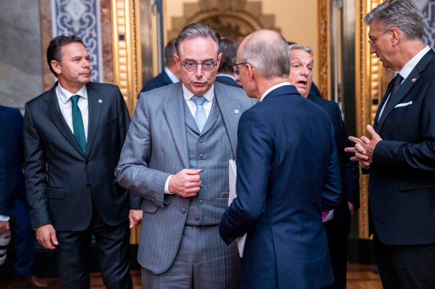Premier Belgii Bart De Wever (w szarym garniturze) podczas rozmowy z premierem Luksemburga Lucem Friedenem (P) na nieformalnym spotkaniu szefów państw i rządów UE w zamku Christiansborg w Kopenhadze, Dania, 1 października 2025 r.