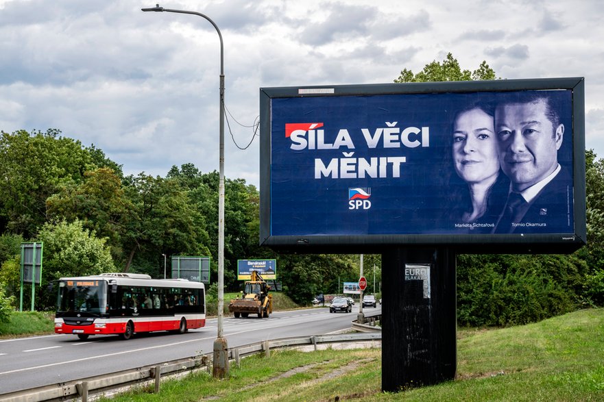 Plakat wyborczy ruchu SPD (Wolność i Demokracja Bezpośrednia) z jego liderem Tomim Okamurą (P) i kandydatką numer jeden w Pradze Marketą Sichtarową, Praga, Czechy, 31 lipca 2025 r.