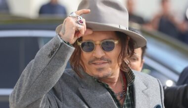 Johnny Depp zignorowany przez Charlize Theron na Tygodniu Mody w Paryżu. W tle konflikt z Amber Heard