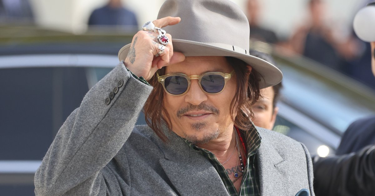 Johnny Depp zignorowany przez Charlize Theron na Tygodniu Mody w Paryżu. W tle konflikt z Amber Heard