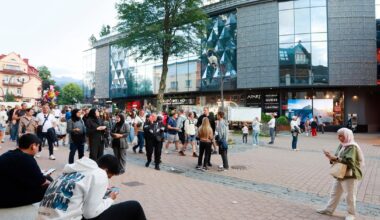 Tak dziś wyglądają Krupówki. Obok drewnianych, niskich domów są tu kamienice z początku XX w. i nowoczesne szklane gmachy wybudowane w ostatnich 5-10 latach. Ten ostatni widoczny jest po lewej stronie zdjęcia