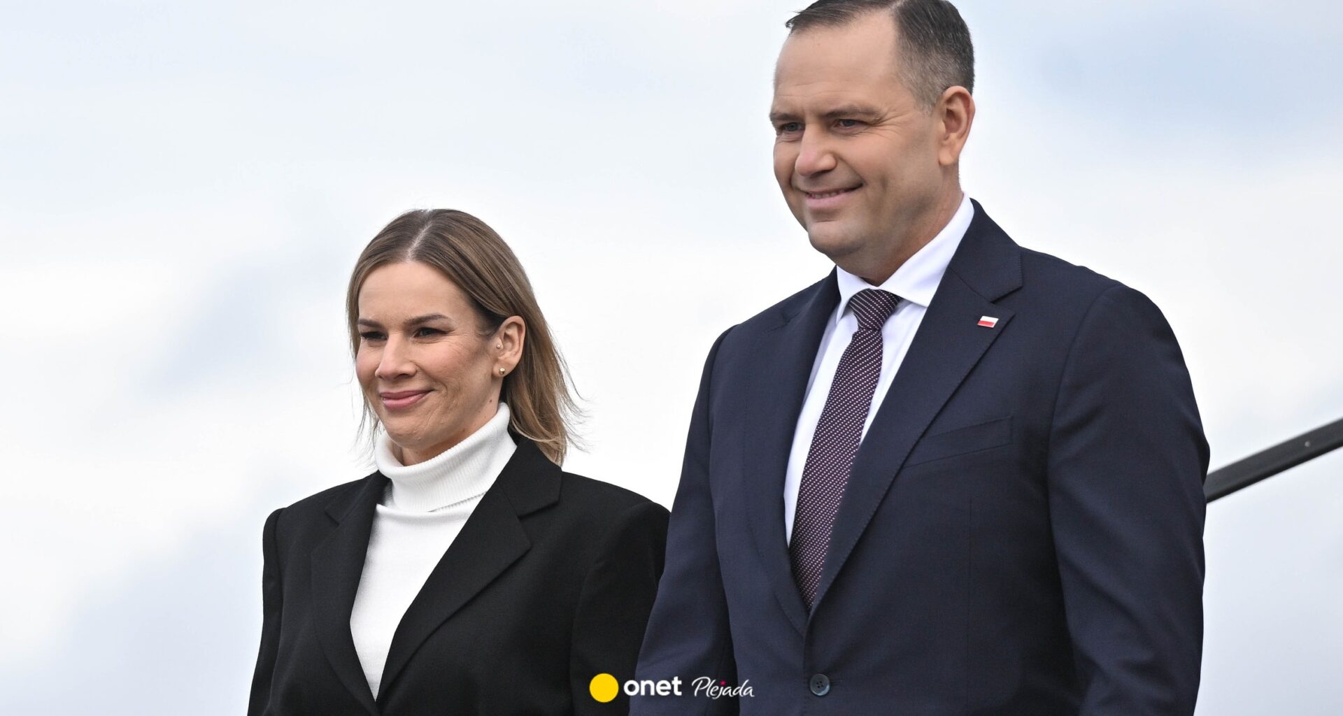 Marta i Karol Nawroccy przylecieli do Estonii. Tak się prezentowali, wychodząc z samolotu