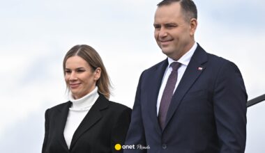 Marta i Karol Nawroccy przylecieli do Estonii. Tak się prezentowali, wychodząc z samolotu