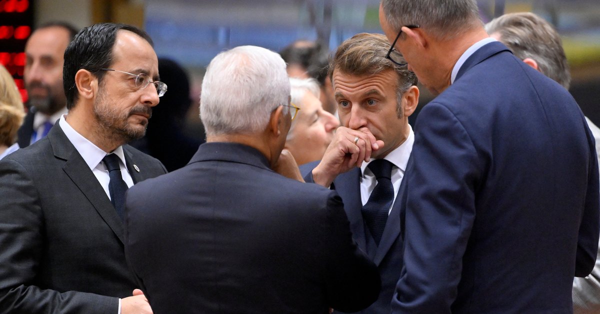 Prezydent Cypru Nikos Christodoulides, przewodniczący Rady Europejskiej Antonio Costa, prezydent Francji Emmanuel Macron i kanclerz Niemiec Friedrich Merz po przybyciu na posiedzenie Rady Europejskiej. Bruksela, 23 października 2025 r.