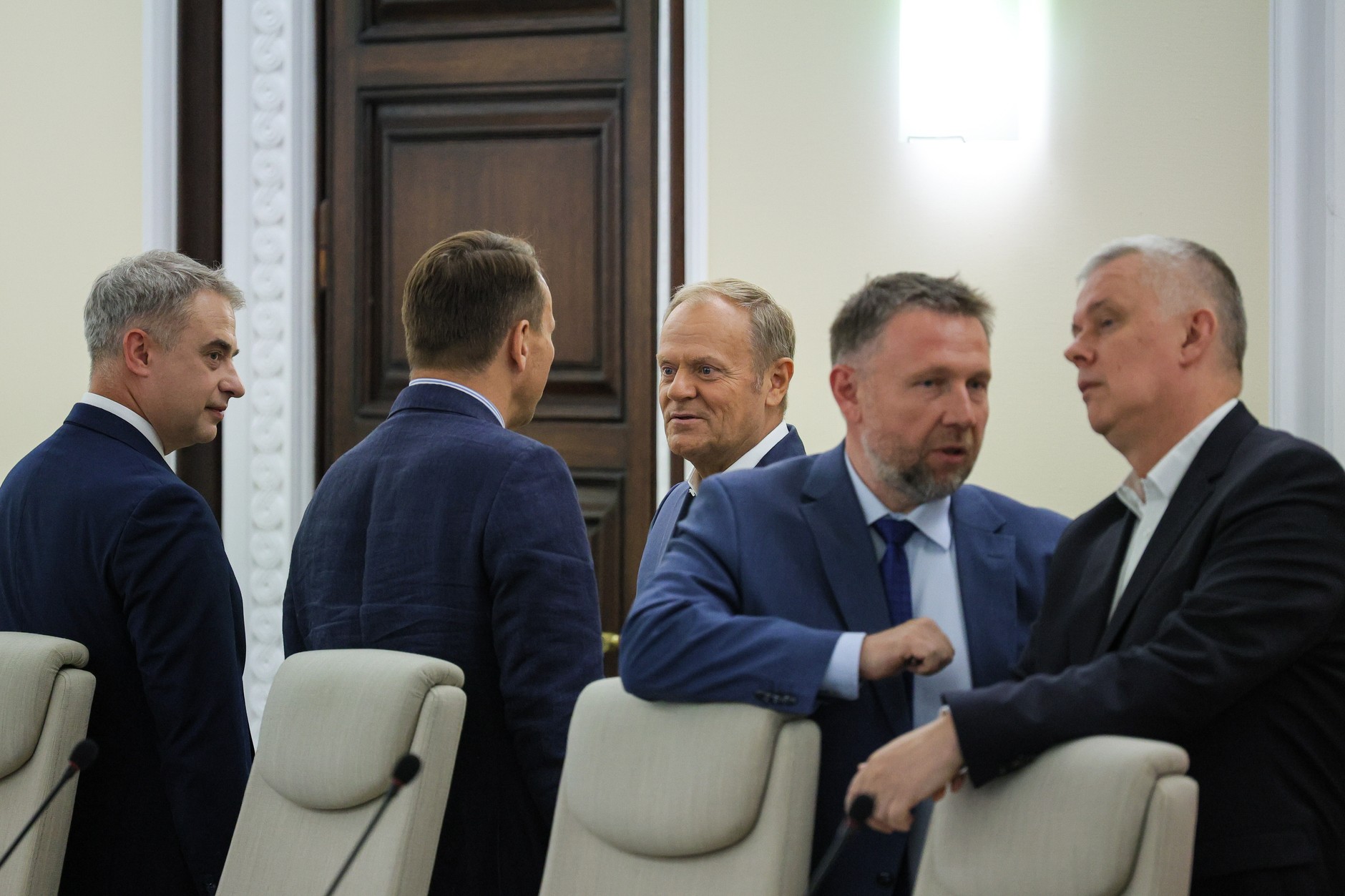 Posiedzenie rządu. Tusk rozmawia z Sikorskim, na pierwszym planie Kierwiński i Siemoniak