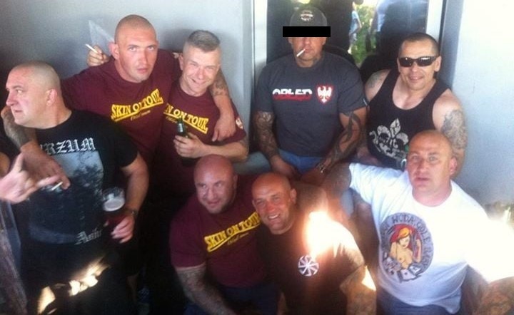 Olgierd L. w towarzystwie m.in. muzyków zespołów Obłęd i Odwet na neonazistowskim koncercie organizowanym przez "Słowika" w 2015 r. w Komprachcicach na Opolszczyźnie