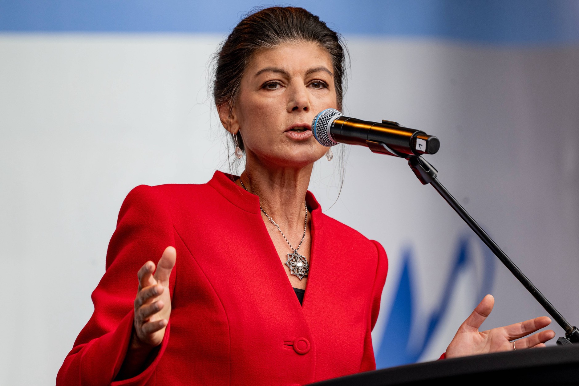 Sahra Wagenknecht przemawiająca na scenie podczas demonstracji pod hasłem "Stop ludobójstwu w Strefie Gazy! Żadnej broni w strefach wojennych! Pokój zamiast wyścigu zbrojeń!", Berlin, Niemcy, 13 września 2025 r.